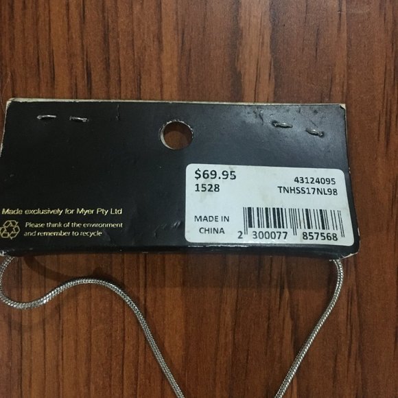 Sliver Fashion Necklace (NWT) - Picture 3 of 3